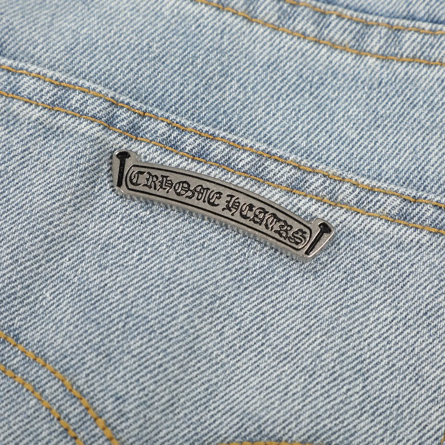 P240 Chromehearts washed blue leather jeans, ceiling-level jeans, a pair is hard to find at the counter‼ ️About Zangyin✅This is an extremely luxurious fashion brand that can also be called the aristocracy of the high street. It has always been an exclusive brand for some hipsters or rich second generations. The color of this model is already very eye-catching by using a unique washed material. It is decorated with pink patch cross flowers, which cleverly highlights the charm of the brand. Secondly, this model adopts a classic high-waist cut design, which highlights the long legs and fashionable temperament of the upper body. The brand is highly recognizable and the slim-fitting configuration is more suitable for daily wear. The personality will be fashionable and the specifications can be seen at a glance. Materials and technology ✅ Needless to say, this point goes without saying. As an excellent craftsman brand, Zangyin's requirements for details and craftsmanship are really perfect. The washed color of this model has gone through a lot of processes, not to mention the embellishment of the denim appliqués. It is also purely handmade and sewn. Just like what they believe in, only handmade things have soul and have the meaning of wearing. A top-notch heavy-duty fashionable denim item, recommended by both hands‼ ️ Size: 28/30/32/34/36 Waist: 69/74/79/84/89 Pants length: 102/103/104/105/106
